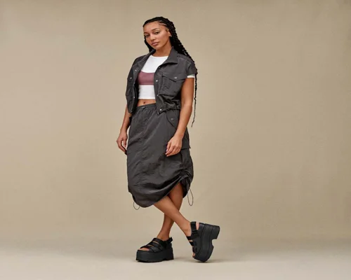 Official styling image of the UGG GOLDENRISE