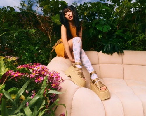 Campaign visual of HANNI wearing the UGG GOLDENRISE