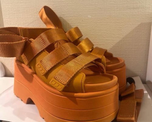 UGG GOLDENRISE platform sandal in orange