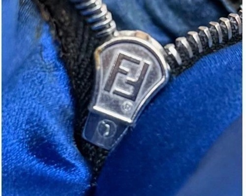 FF logo on the zipper pull of the FENDI Mamma Baguette