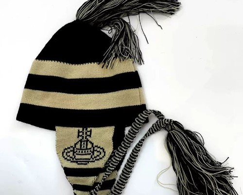 Fringe on top and tassels on the ear flaps, black and beige version